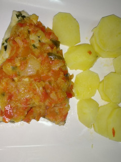 Una foto de Dorada vapor con verduras y patatas