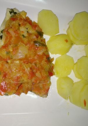 Una foto de Dorada vapor con verduras y patatas