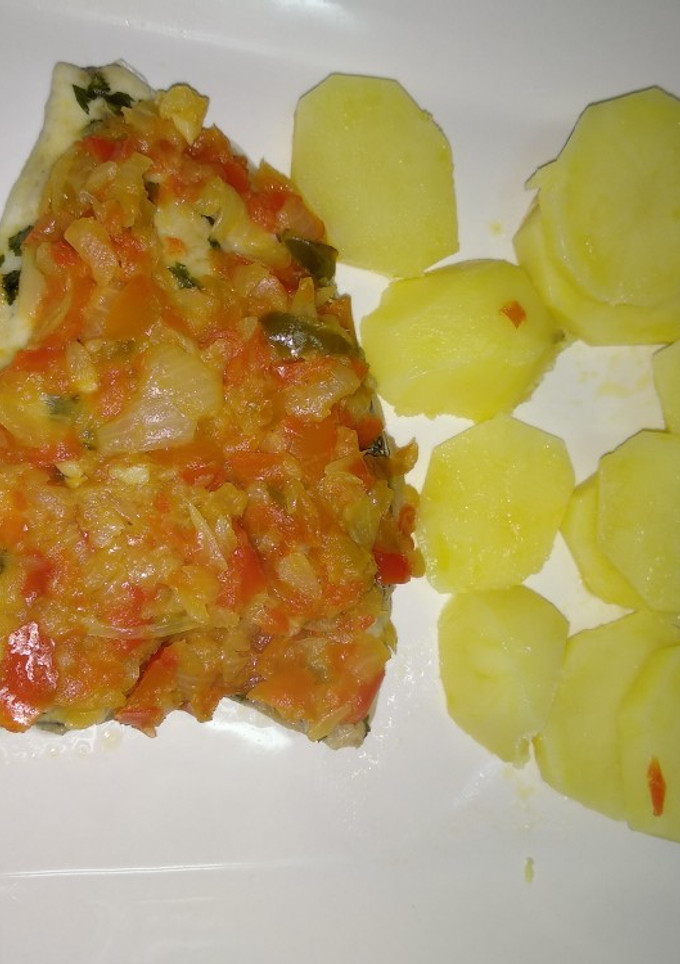 Una foto de Dorada vapor con verduras y patatas
