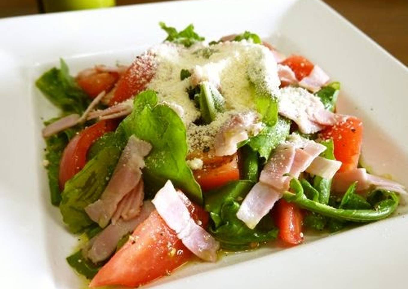 Tomato Salad with Arugula and Bacon