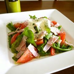 A picture of Tomato Salad with Arugula and Bacon.
