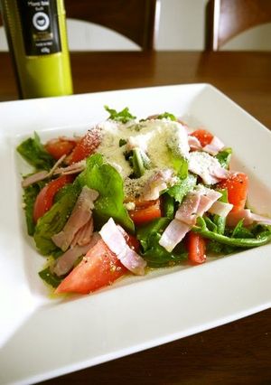 A picture of Tomato Salad with Arugula and Bacon.