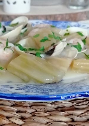 Una foto de Cardo con gambas y almejas