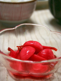 A picture of Radishes Pickled in Sweet Vinegar.