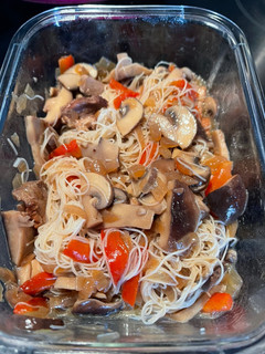 Una foto de Wok de setas, con magret y fideos chinos