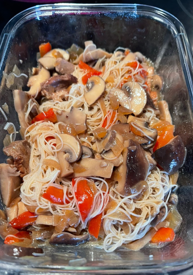 Una foto de Wok de setas, con magret y fideos chinos