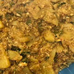 A picture of Aloo anday (potato eggs).
