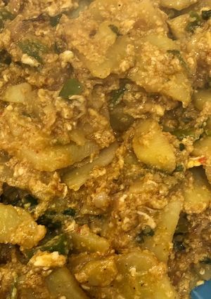 A picture of Aloo anday (potato eggs).