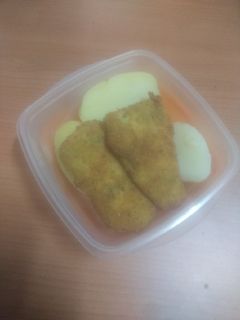Una foto de Tupper de merluza empanada y frita con papas cocidas