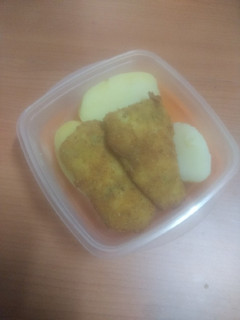 Una foto de Tupper de merluza empanada y frita con papas cocidas