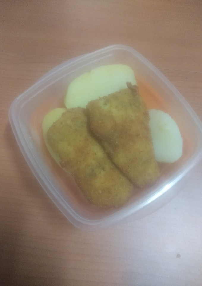 Una foto de Tupper de merluza empanada y frita con papas cocidas