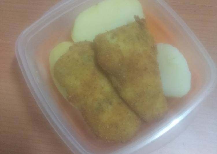 Tupper de merluza empanada y frita con papas cocidas
