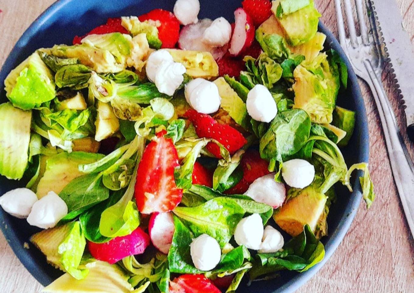 Salade fraise/avocat/mozzarella