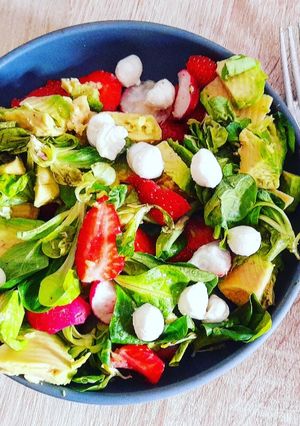 Une photo de Salade fraise/avocat/mozzarella