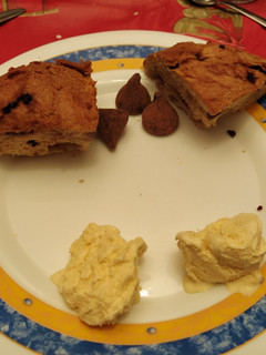Una foto de Panettone de canela con helado de vainilla y trufas
