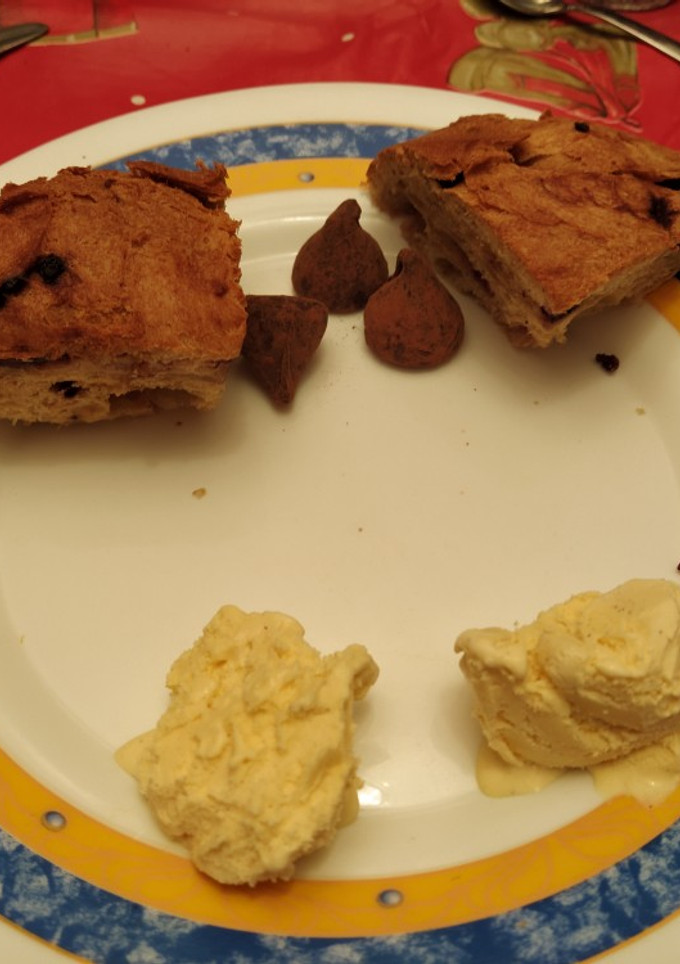 Una foto de Panettone de canela con helado de vainilla y trufas