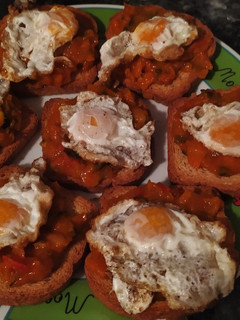 Una foto de Pisto con huevos de Codorniz