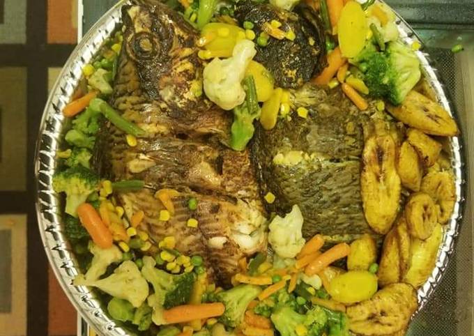 Grilled fish with fried plantain and vegetables