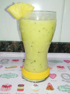 Una foto de Zumo de piña y kiwi