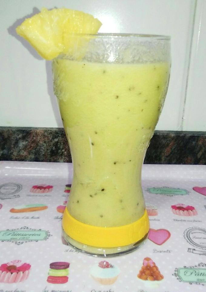 Una foto de Zumo de piña y kiwi