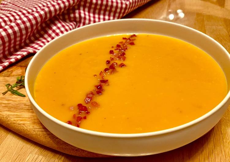 Recetta di Fatto in casa Vellutata di zucca e speck croccante