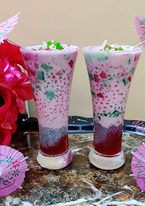 A picture of Sabudana(Sago) pink falooda.
