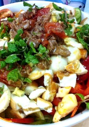 Hình của món Bò con lặn lội giữa rừng rau.