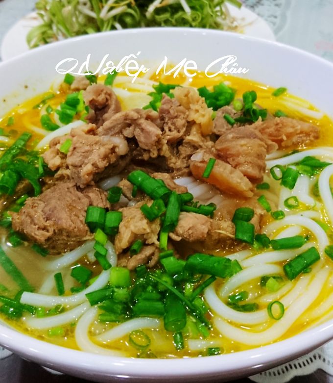 Hình của món Bún gân bò xáo sả.
