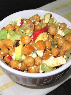 Una foto de Ensalada templada de garbanzos pedrosillano con aguacate y queso feta
