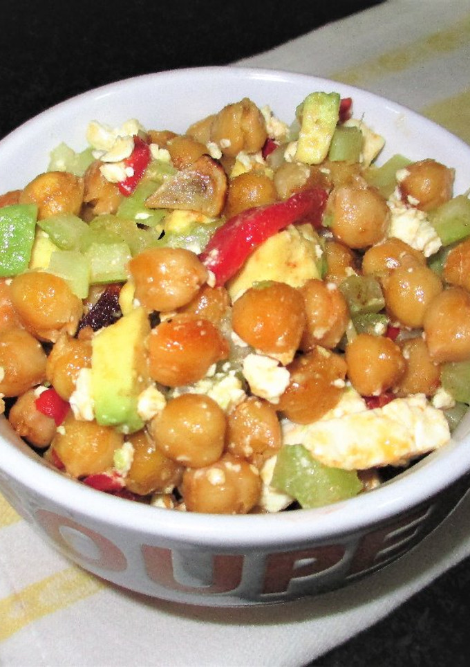 Una foto de Ensalada templada de garbanzos pedrosillano con aguacate y queso feta