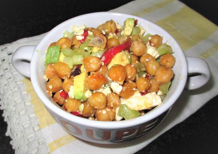 Ensalada templada de garbanzos pedrosillano con aguacate y queso feta