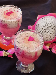 ડ્રેગનફ્રૂટ રોઝ મિલ્ક શેક (Dragon Fruit Rose Milkshake Recipe In Gujarati) રેસીપી મુખ્ય ફોટો