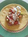 Wrap con gamberi, avocado e salsa yogurt