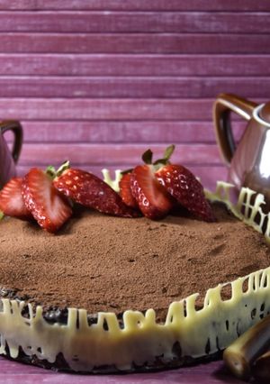 Foto di Torta di biscotti con ganache di cioccolato e decori