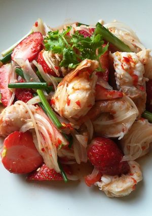 รูปของ ยำสตรอเบอร์รี่กุ้งสด