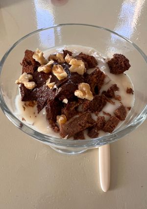 Una foto de POSTRE de YOGURT, CHOCOLATE y NUECES, sin GLUTEN (muy sano)