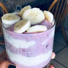 Una foto de Avena con yogurt y fruta