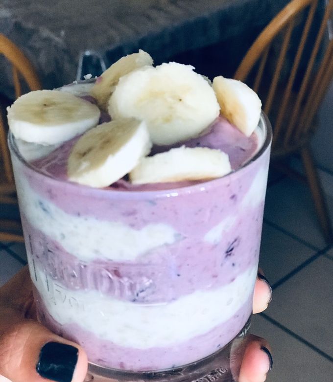 Una foto de Avena con yogurt y fruta