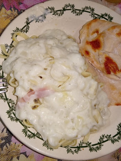 Una foto de Bife de pollo y fideos acompañado con salsa blanca de crema y ve