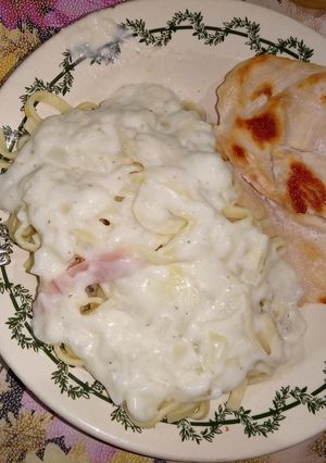 Una foto de Bife de pollo y fideos acompañado con salsa blanca de crema y ve