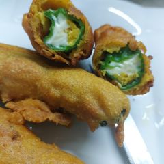 A picture of Badi hari..triangle cheese mirch pakora 😋😋😋.