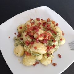 Baby potatoes with roquefort, green peppers & ham A picture of Baby potatoes with roquefort, green peppers & ham.