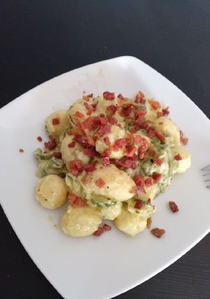 A picture of Baby potatoes with roquefort, green peppers & ham.