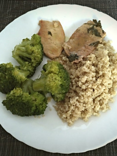 Una foto de Filetes de cerdo en salsa con quinoa y brócoli