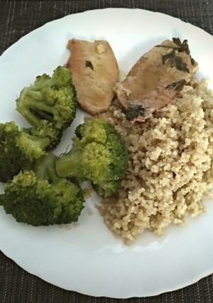 Una foto de Filetes de cerdo en salsa con quinoa y brócoli