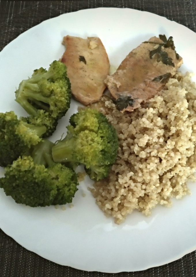 Una foto de Filetes de cerdo en salsa con quinoa y brócoli