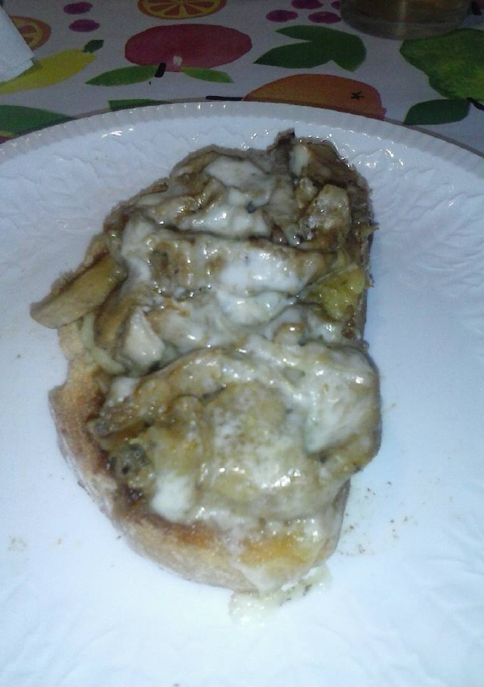 Una foto de Tostada de conejo y cebolla con queso fundido