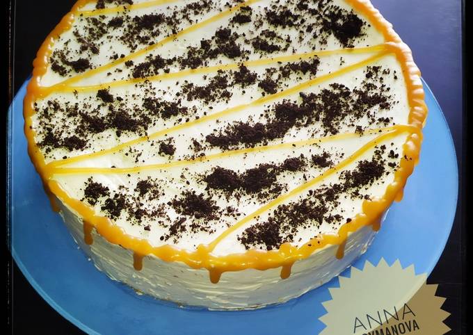 Бисквитный торт с яблоком и карамелью