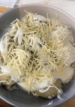 Una foto de Lumaconi relleno de espinacas, gorgonzola y pera 🇮🇹