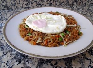Foto principal de Nasi goreng o arroz frito indonesio